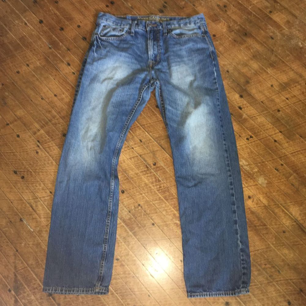 American Eagle Relaxed Straight 32x32 distressed medium wash jeans